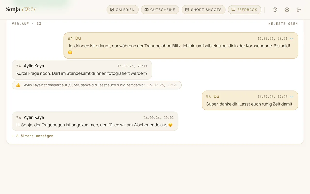 WhatsApp-Verlauf mit einer Emoji-Reaktion als schmaler Zeile
